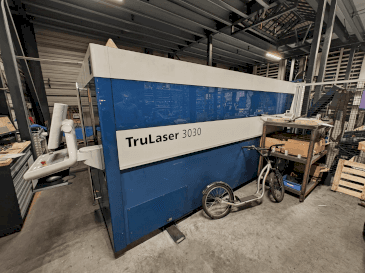 Frontansicht der TRUMPF TruLaser 3030 Fiber Maschine