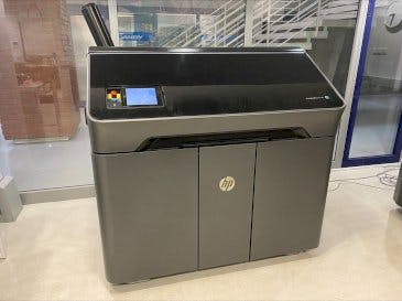 Frontansicht der HP Jet Fusion 580 Color 3D printer M2K85A  Maschine