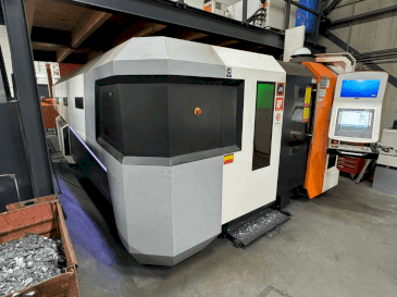 Frontansicht der ERMAKSAN Fibermak Momentum Gen-3 4,0,kW Maschine