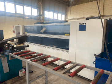Frontansicht der TRUMPF TruLaser 1030 Maschine