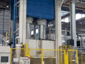 Frontansicht der Pinette 1500 Ton Maschine