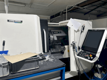 Frontansicht der DMG MORI CLX 350 V4 Maschine