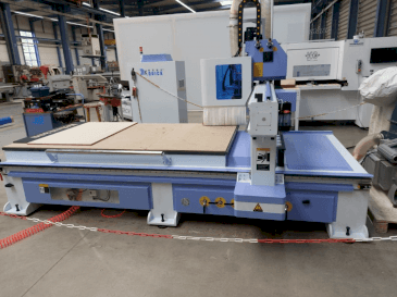Frontansicht der QUICK CNC UE-481  Maschine