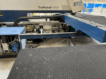 Frontansicht der TRUMPF TRUPUNCH 5000 S10 Maschine