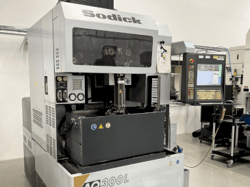 Frontansicht der Sodick AQ300L Maschine