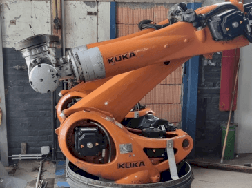 Frontansicht der KUKA KR 90 R3100 extra C-F-HP Maschine