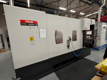 Frontansicht der Mazak VTC-300C Maschine
