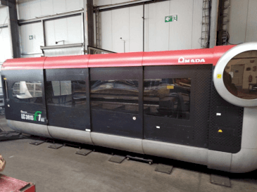 Frontansicht der AMADA LC 3015 F1 NT Maschine
