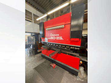 Frontansicht der AMADA HFE 80-25 L Maschine