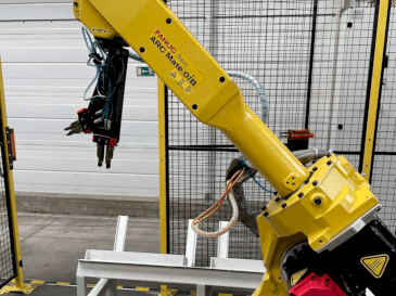 Frontansicht der FANUC ARC Mate OiB Maschine