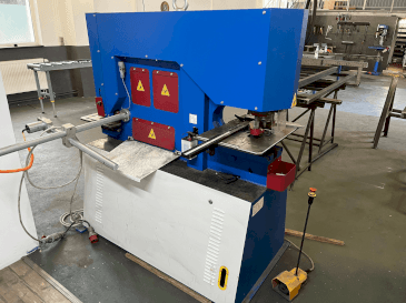 Frontansicht der Metallkraft HPS 65 DS Maschine