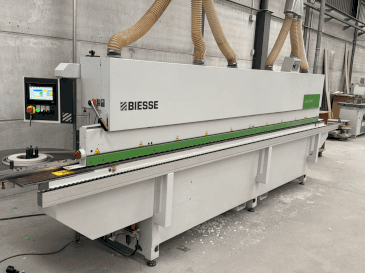 Frontansicht der BIESSE Jade 240 Maschine