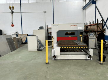Frontansicht der Durma HD-F 3015 Maschine