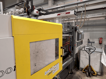 Frontansicht der FANUC Roboshot S300iA Maschine