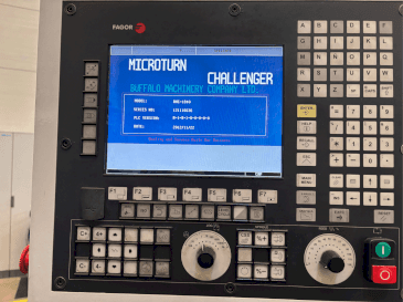 Frontansicht der Challenger Microturn BCN 1840 Maschine
