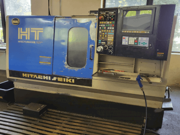 Frontansicht der HITACHI SEIKI HT 20SII Maschine