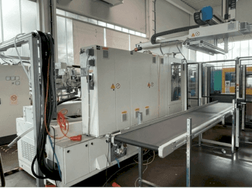 Frontansicht der Krauss Maffei 300-1400 CX MC6 Maschine