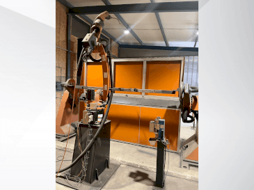 Frontansicht der KUKA KR8 R2100-2 arc HW Maschine