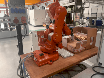 Frontansicht der ABB IRB 140 M2000  Maschine