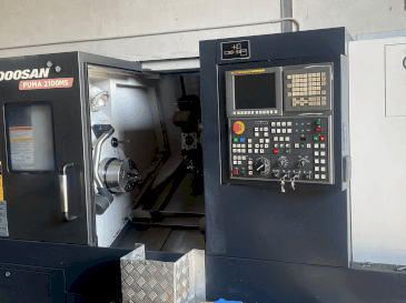 Frontansicht der DOOSAN PUMA 2100MS Maschine