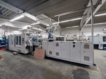 Frontansicht der Krauss Maffei 800-6100 MX Maschine