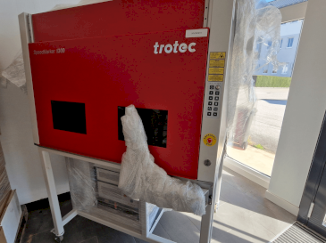 Frontansicht der Trotec SpeedMarker 1300 Maschine