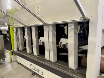 Frontansicht der COSMA 1300 2B V10D1B+C Maschine