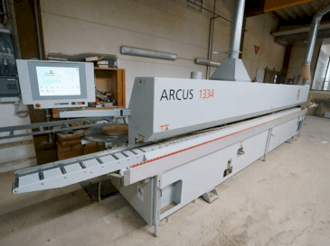 Frontansicht der HOLZHER ARCUS 1334 FV2 Maschine