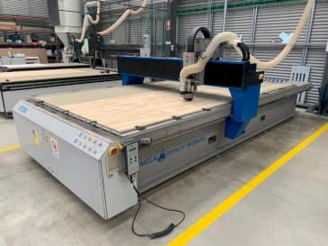 Frontansicht der MECANUMERIC M2040 Maschine