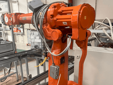 Frontansicht der ABB IRB 2400 M2004 Maschine