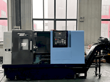 Frontansicht der DOOSAN Lynx 235II Maschine