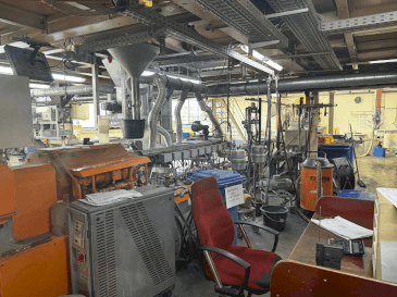 Rechte Seitenansicht der Leistritz ZSE 50HP-40D Maschine