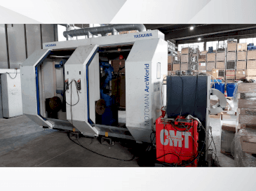 Frontansicht der Yaskawa Motoman ArcWorld Maschine