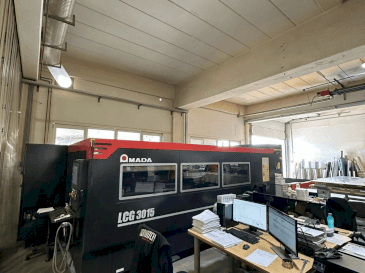 Frontansicht der AMADA LCG-3015 Maschine