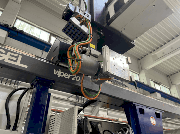 Frontansicht der Engel Viper 20 Maschine