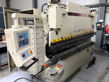 Frontansicht der Durma HAP 2560 Maschine