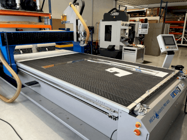 Frontansicht der MECANUMERIC MecaPro 4020 Maschine