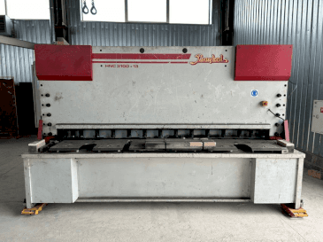 Frontansicht der Baykal HNC 3100x13 Maschine