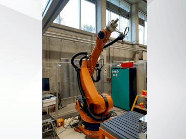 Frontansicht der KUKA KR 240-2 2000 Maschine