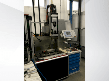 Frontansicht der Exeron EDM 310 MF20 Maschine