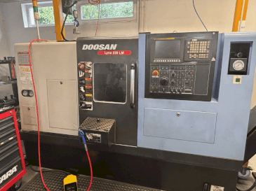 Frontansicht der DOOSAN LYNX 200 LM Maschine