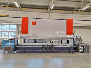 Frontansicht der Bystronic BEYELER XPERT 400 x 6200 Maschine