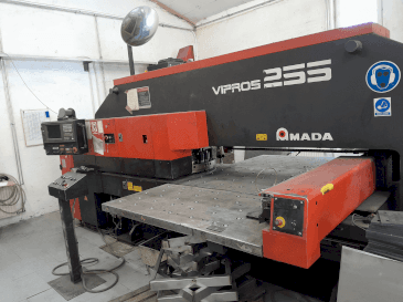 Frontansicht der AMADA Vipros 255 Maschine