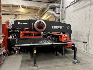 Frontansicht der AMADA EM2510NT Maschine