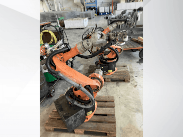 Frontansicht der KUKA KR16 Maschine