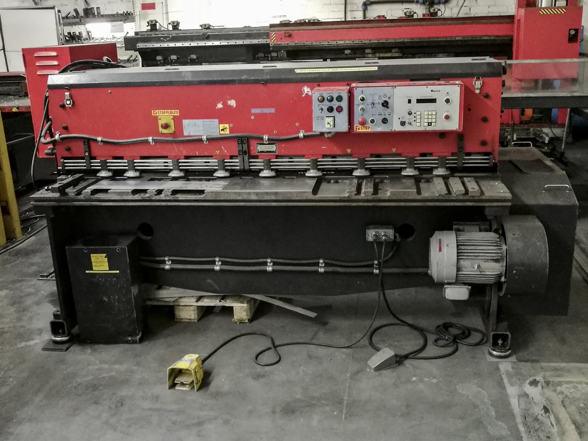 Frontansicht der AMADA M-2045 Maschine