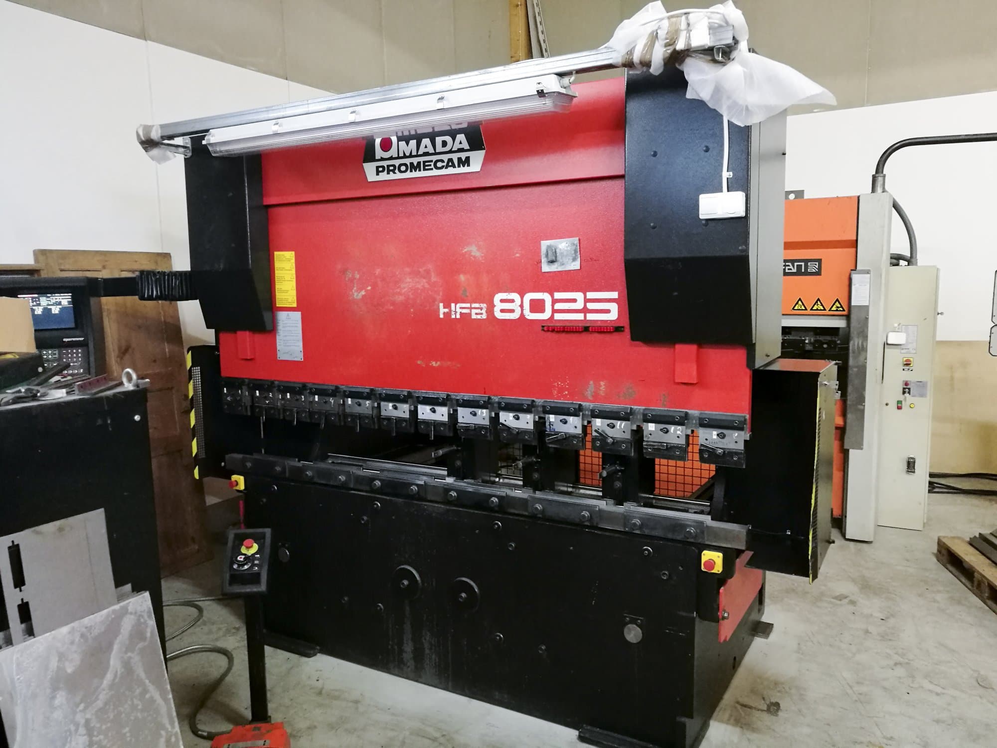 Frontansicht der AMADA HFB 80-25 Maschine