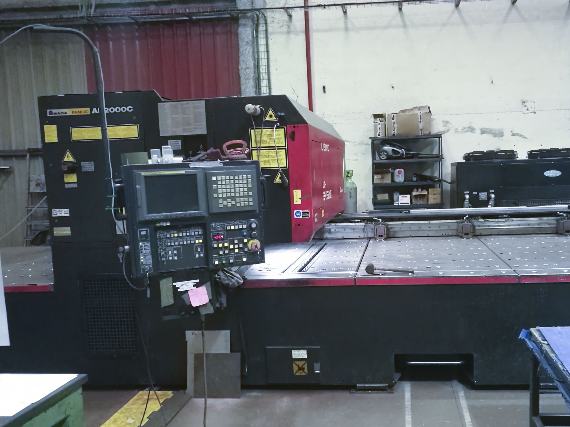 Frontansicht der AMADA LC 2415 α3 Maschine