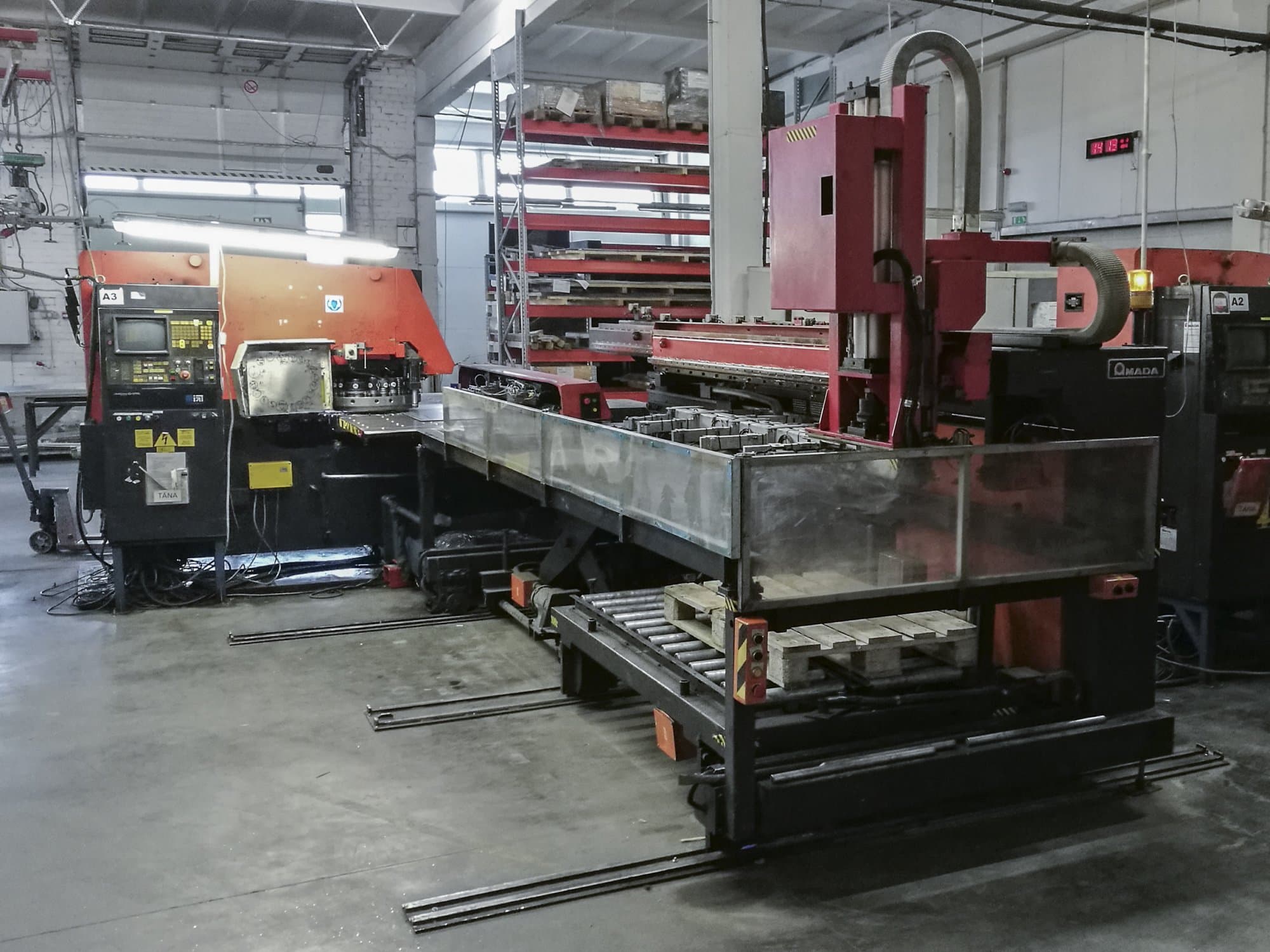Linke Ansicht 1 der AMADA ARIES 245 Maschine