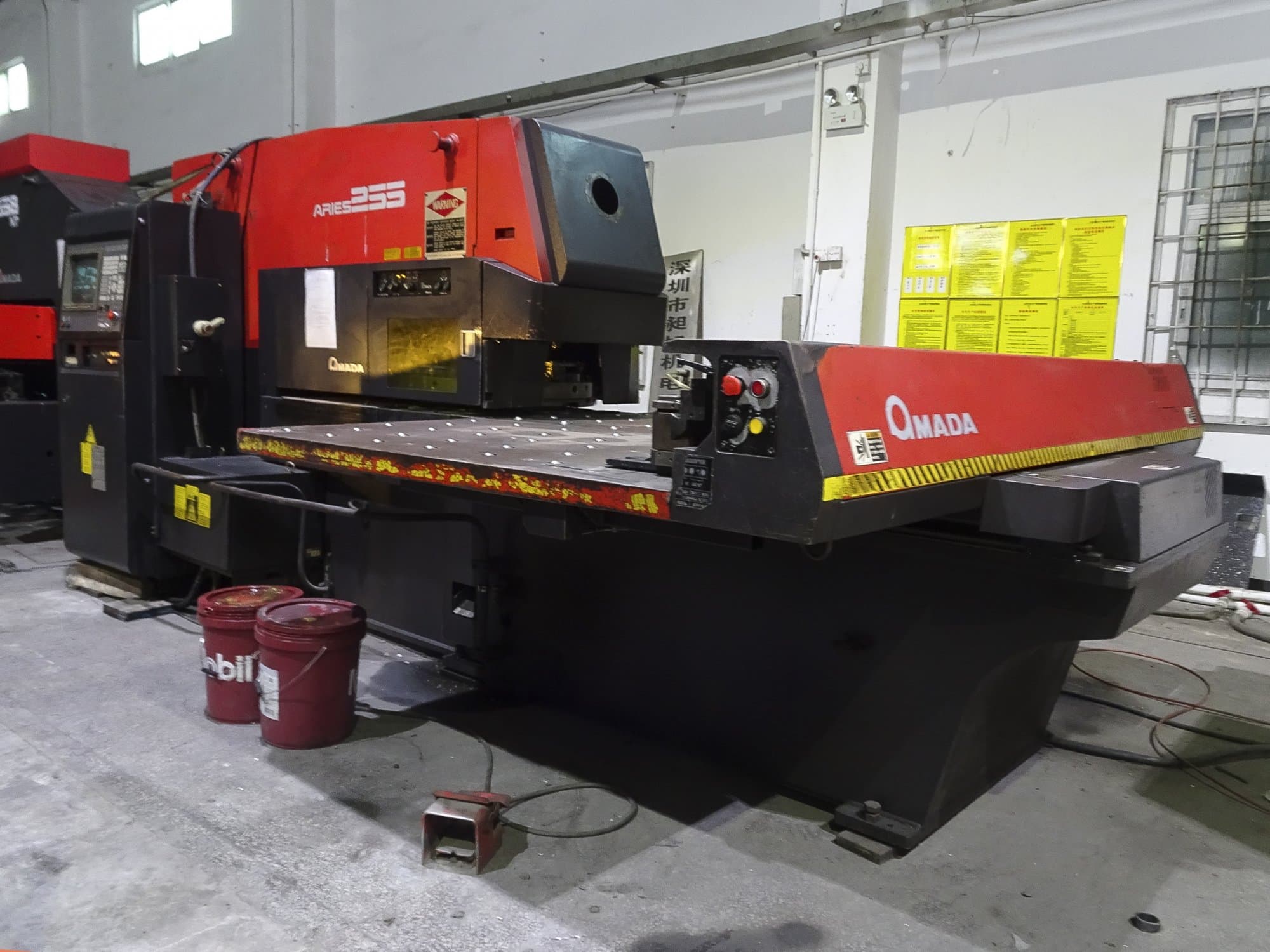 Rechte Ansicht 1 der AMADA ARIES 255 Maschine
